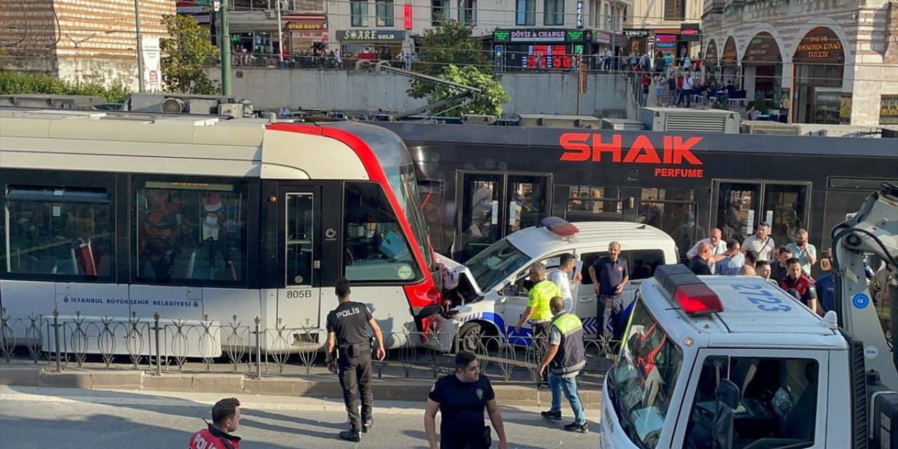 Fatih'te Tramvay İle Polis Aracı Çarpıştı