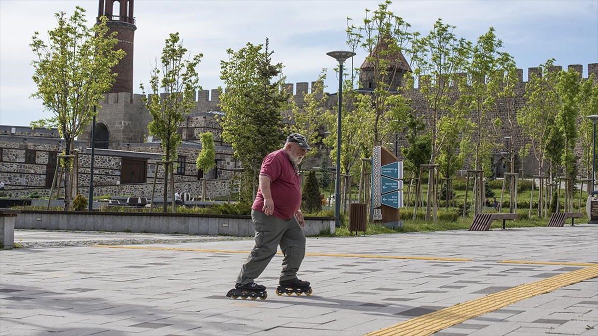 Ulaşım Aracı Kullanmayan 70 Yaşındaki Eren İltir'in Paten Tutkusu