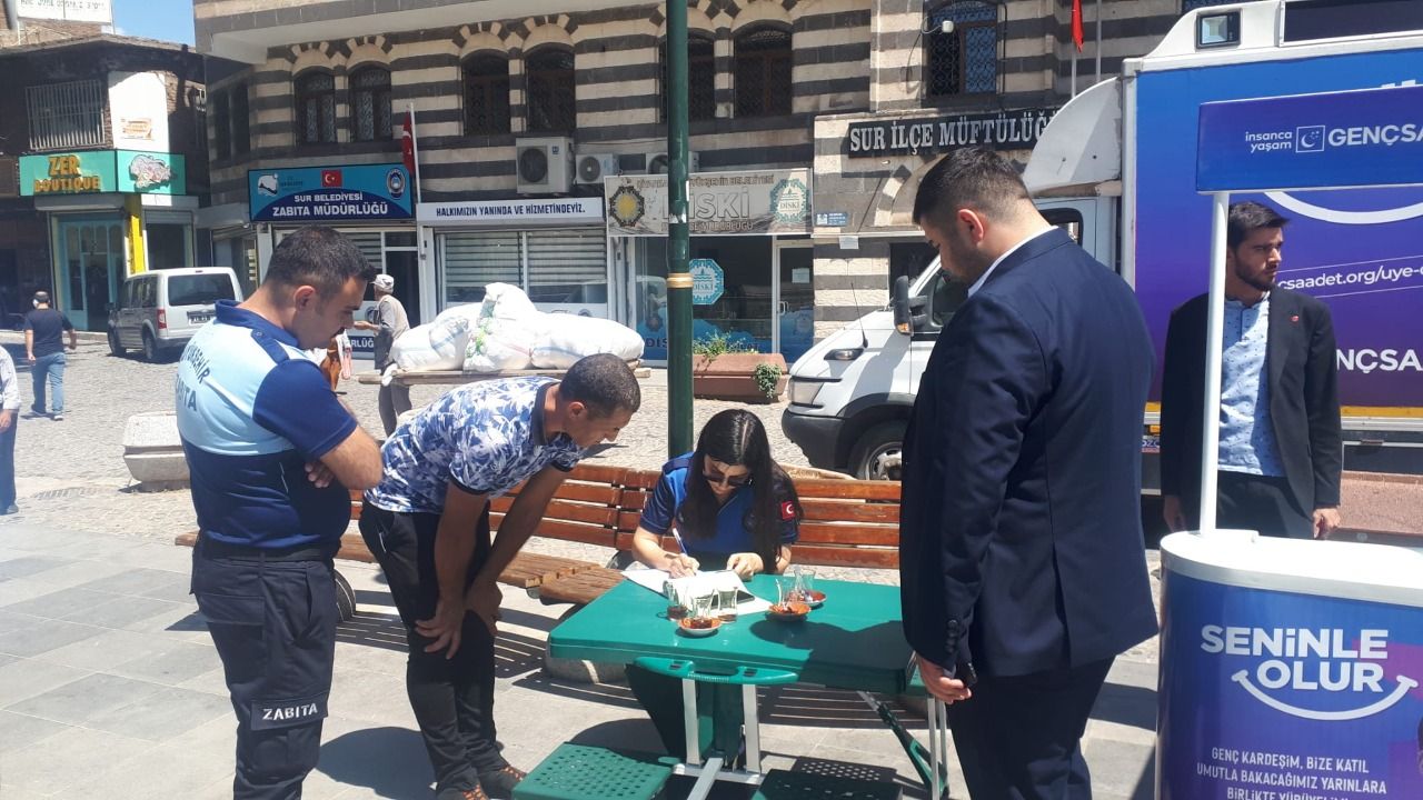 Bakan Varank bahane edildi! Diyarbakır'da Saadet Partisi'ne büyük ayıp