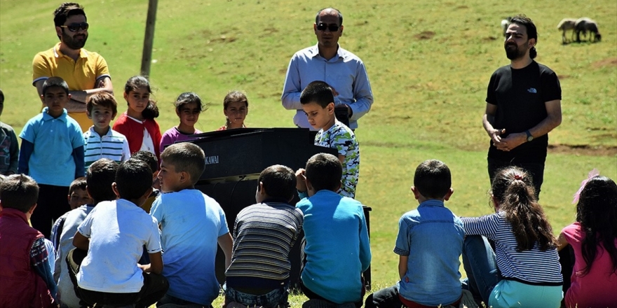 'Kusursuz Kulak' İlk Konserini Köyde Verdi