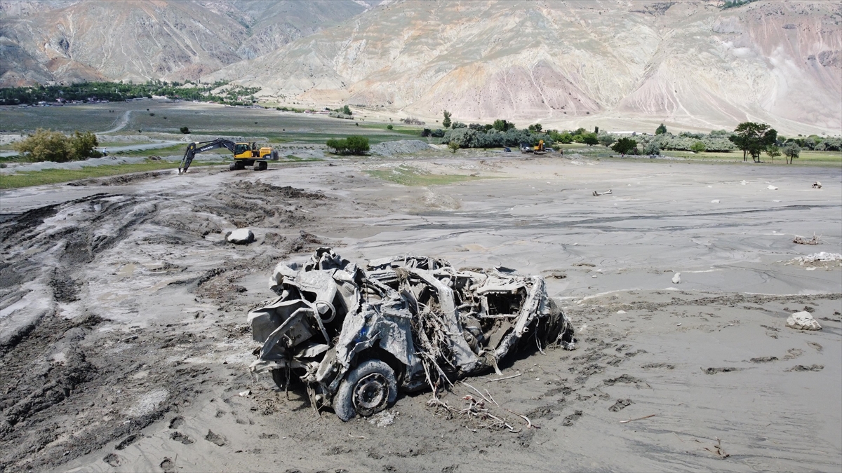 Erzincan'da Selin 3 Kilometre Sürüklediği Kamyonet Hurdaya Döndü