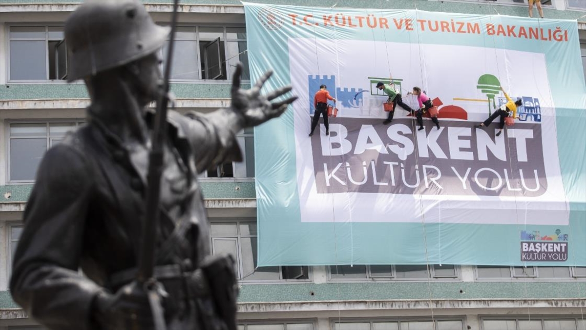 'Uçan Ressamlar' 35 Metre Yükseklikte Resim Yaparak Dans Etti