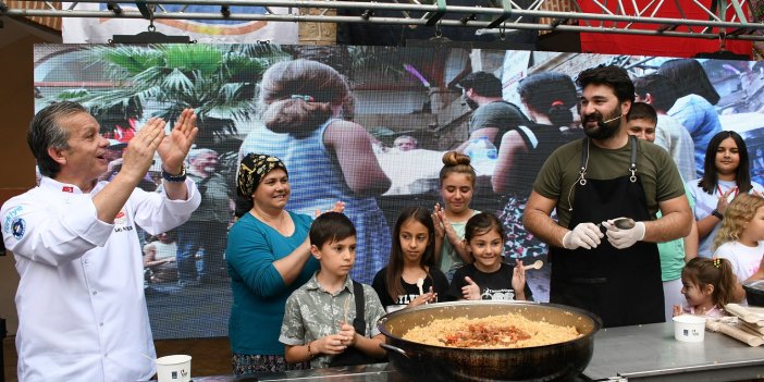 KUŞADASI’NDA HAYAT SOKAKTA AKIYOR