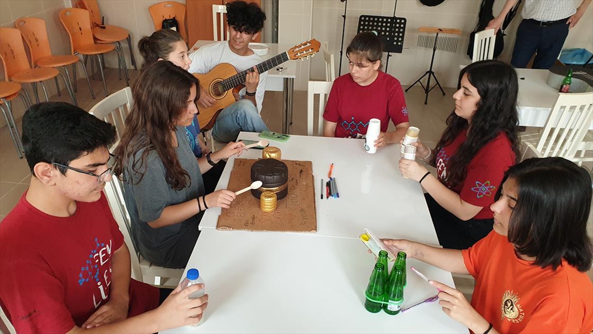 Atık Malzemeleri Müzik Aletlerine Dönüştüren Lise Öğrencileri Orkestra Kurdu