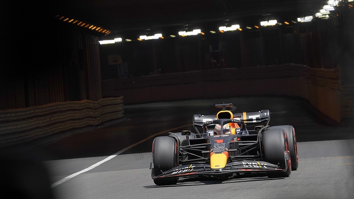 F1 Azerbaycan Grand Prix'sini Verstappen Kazandı