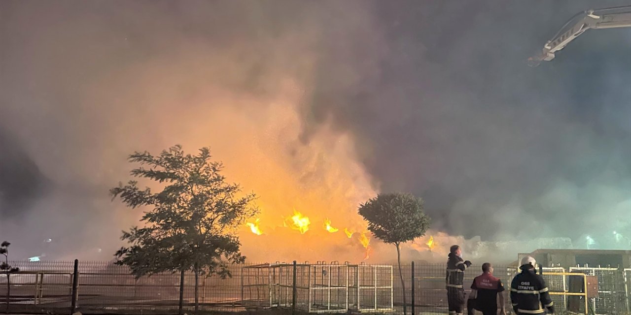 Aksaray'da Geri Dönüşüm Fabrikasında Çıkan Yangın Kontrol Altına Alındı