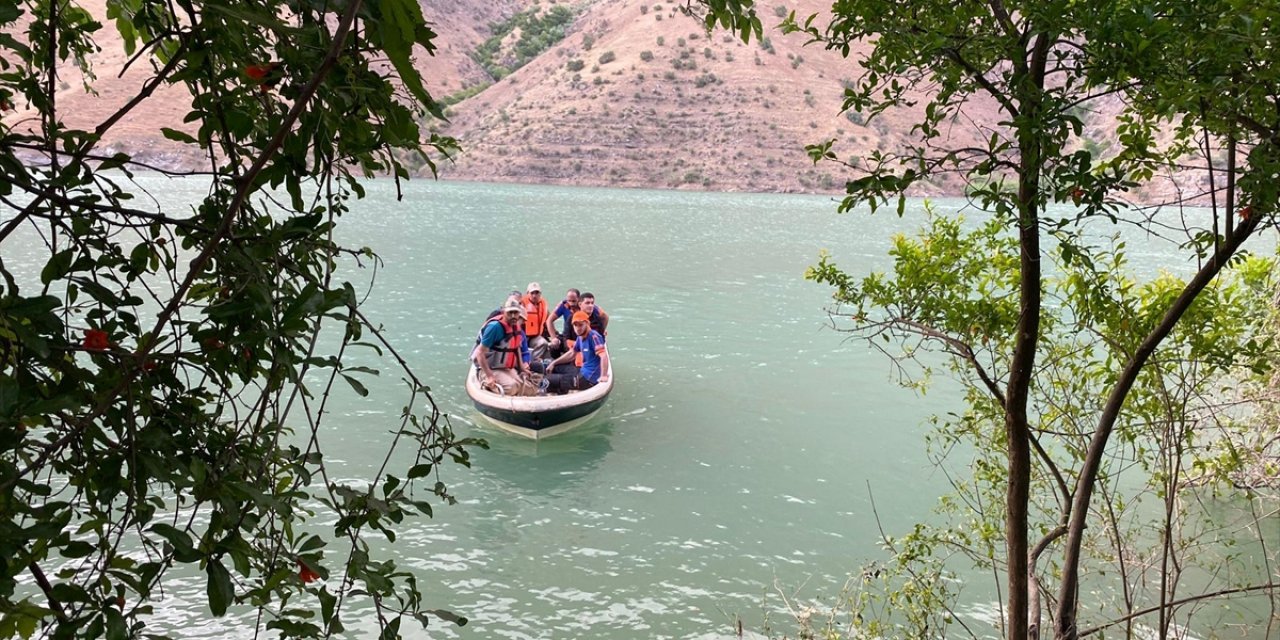 Siirt'te Müküs Çayı'nda Akıntıya Kapılan Hemşireyi Arama Çalışmalarına Ara Verildi