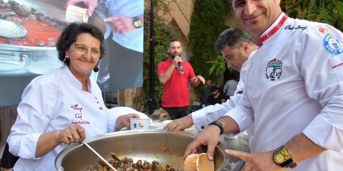 GİRİT MUTFAĞININ VAZGEÇİLMEZ LEZZETİ KUŞADASI SOKAK FESTİVALİ’NDE