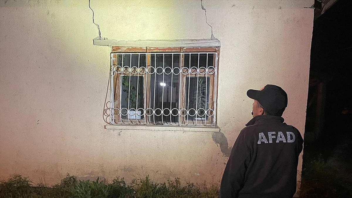 Van'ın Tuşba İlçesinde Hasar Tespit Çalışmaları Devam Ediyor