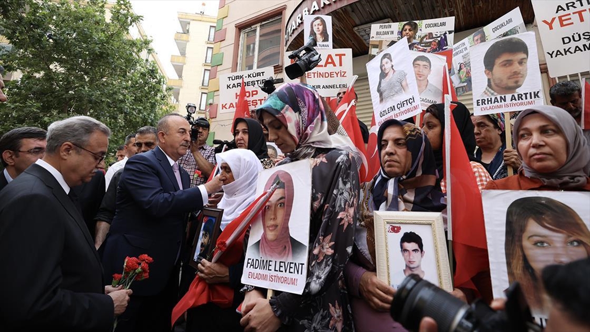 Dışişleri Bakanı Mevlüt Çavuşoğlu, Diyarbakır Annelerini Ziyaret Etti