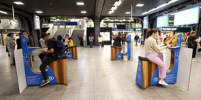Tren Yolcuları Pedal Çevirerek Telefonlarını Şarj Ediyor