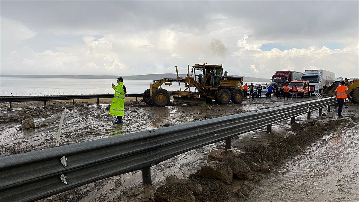 Etkili Sağanak Şereflikoçhisar-aksaray Kara Yolunda Ulaşımı Aksattı