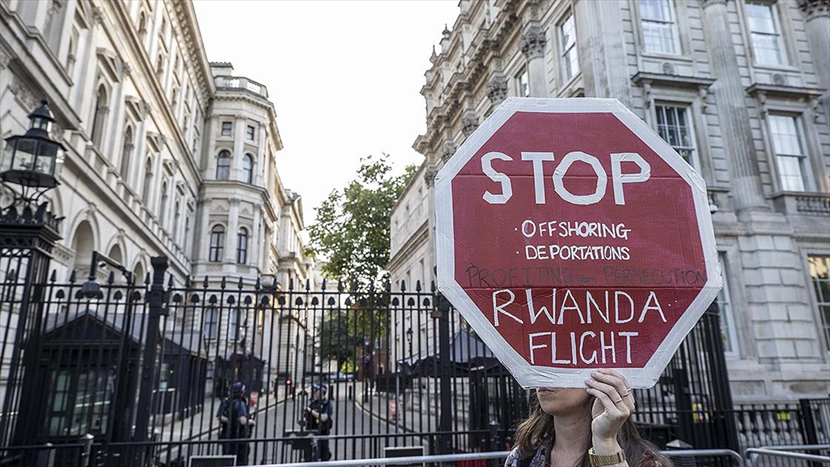 İngiltere, AİHM Kararına Rağmen Sığınmacıları Ruanda'ya Gönderme Planında Israrcı