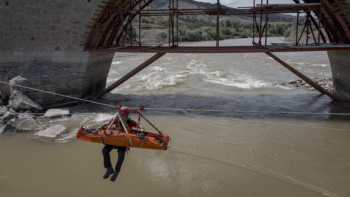 Jandarmanın "hızırbey"leri Selin Vurduğu Her Noktada Afetzedelerin İmdadına Yetişiyor