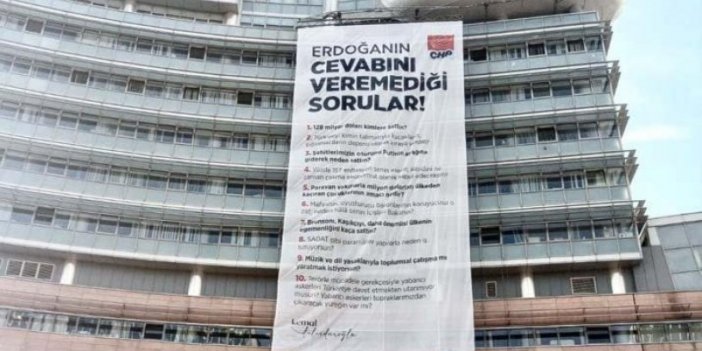 CHP Genel Merkezi'ne Dev Pankart Asıldı!