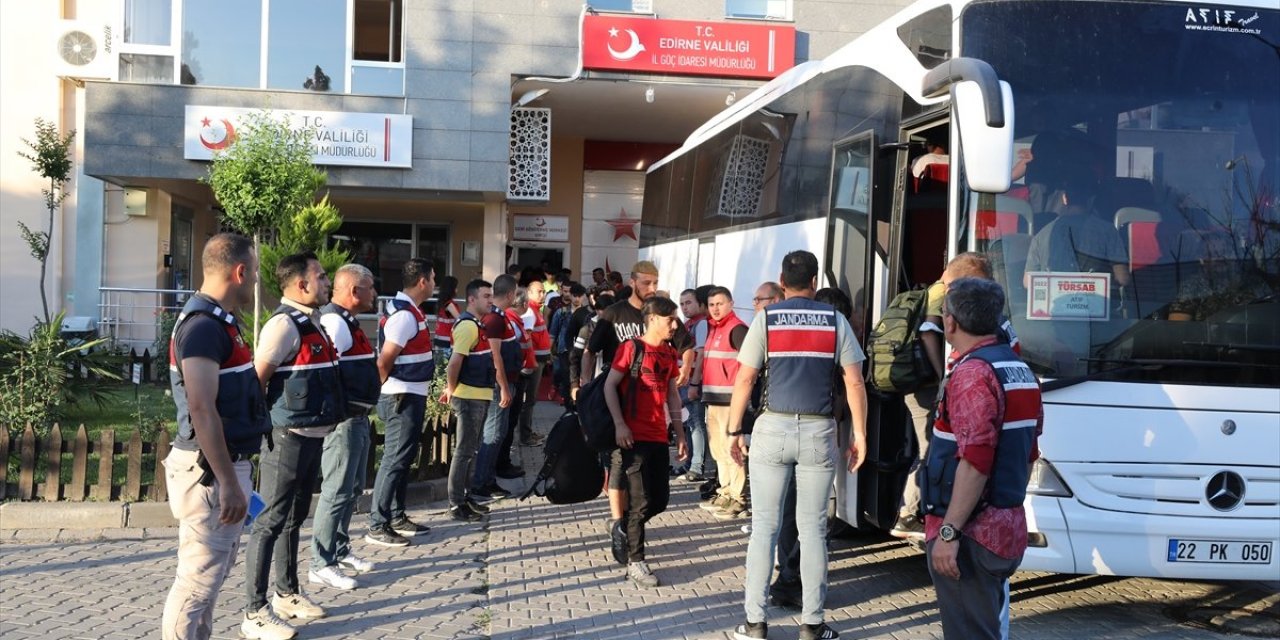 209 Afgan sınır dışı edilmek üzere Edirne'den İstanbul'a gönderildi