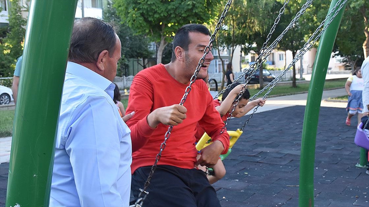 Evlat Edindikleri Engelli Uğur'a 27 Yıldır Şefkatle Bakıyorlar