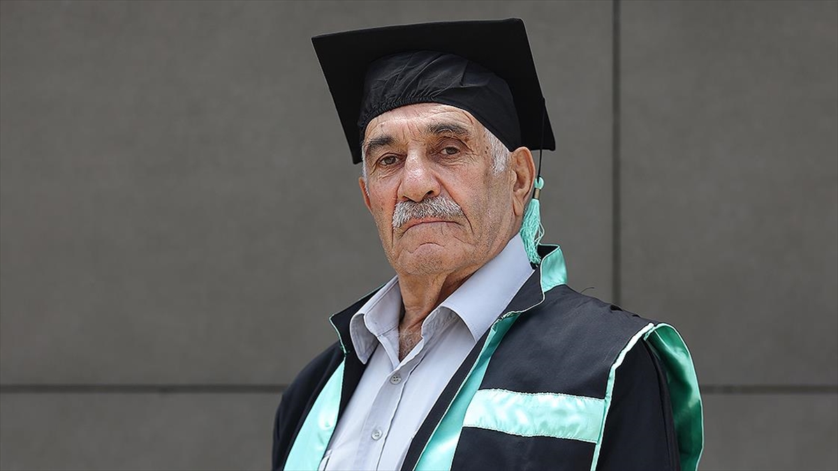 Öğrenci Affından Faydalanarak 77 Yaşında Üniversite Mezunu Oldu