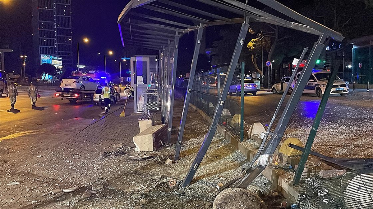 İstanbul'da Bir Aracın Önce Otomobile Ardından Otobüs Durağına Çarpması Sonucu 5 Kişi Yaralandı