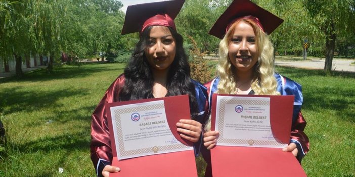 İkizler Aynı Üniversitenin Farklı Bölümlerinden Birincilikle Mezun Oldu