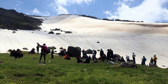 Süphan Dağı'nın Eteklerinde Yaz, Zirvesinde 'kara Kış' Hakim
