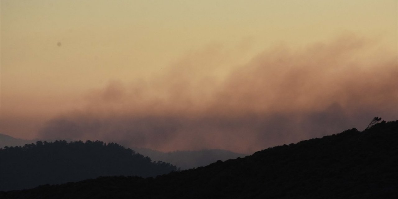 Marmaris'te yangın bölgesine havadan da müdahale başladı