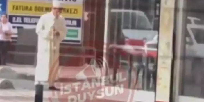 Yolun ortasında namaz kılan cübbeli sarıklı