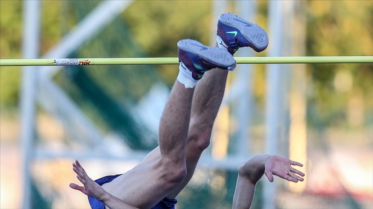 Milli Atlet Enes Talha Şenses, Yüksek Atlamada Türkiye Rekoru Kırdı