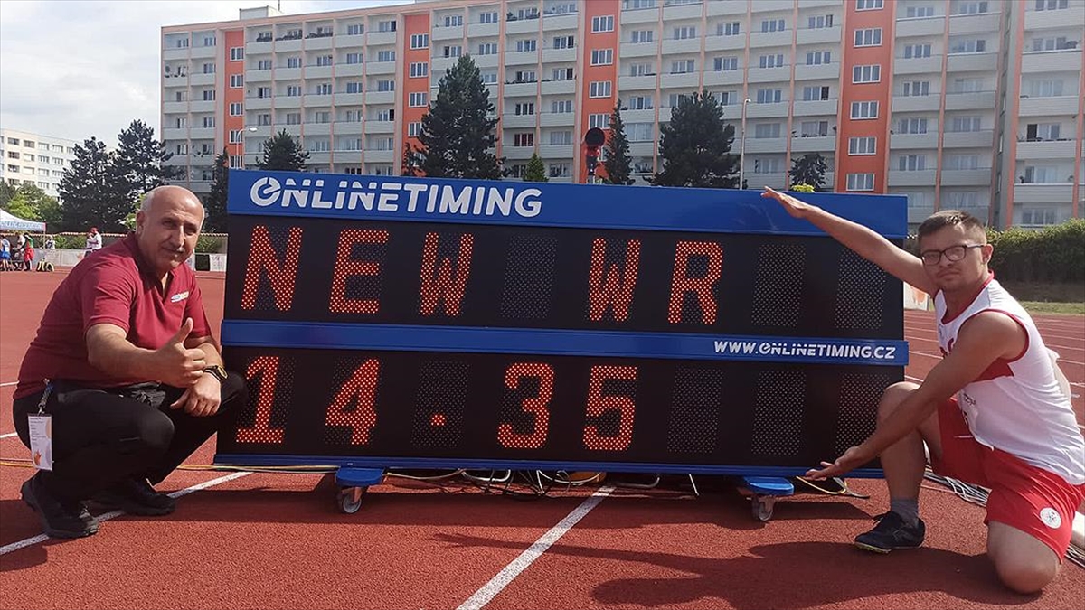 Özel Sporcu Emirhan Akçakoca, Dünya Rekoru Kırdı, 3 Altın Madalya Kazandı