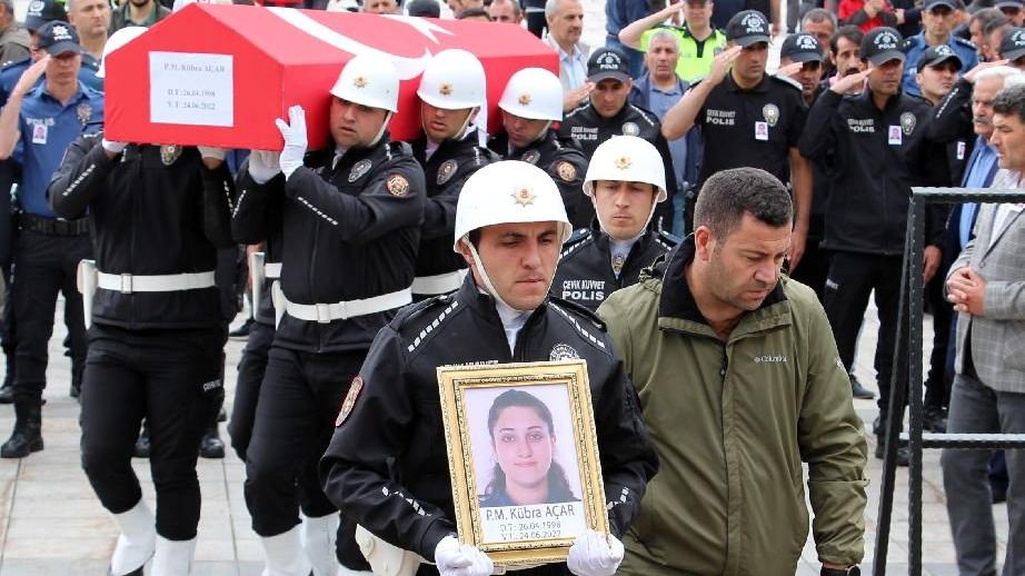 Astsubay sevgilisinin öldürdüğü polis memuru Kübra toprağa verildi