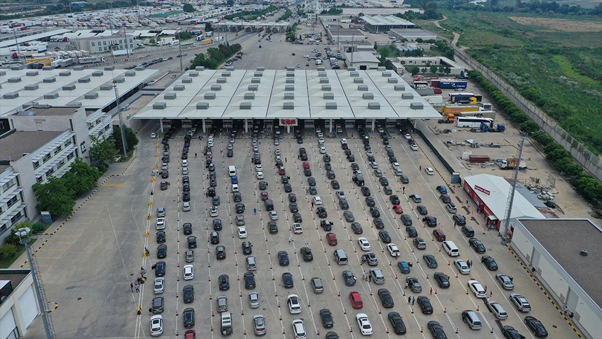 Yıllık İzinlerini Türkiye'de Geçirecek Gurbetçilerin Sınır Kapılarından Girişleri Arttı