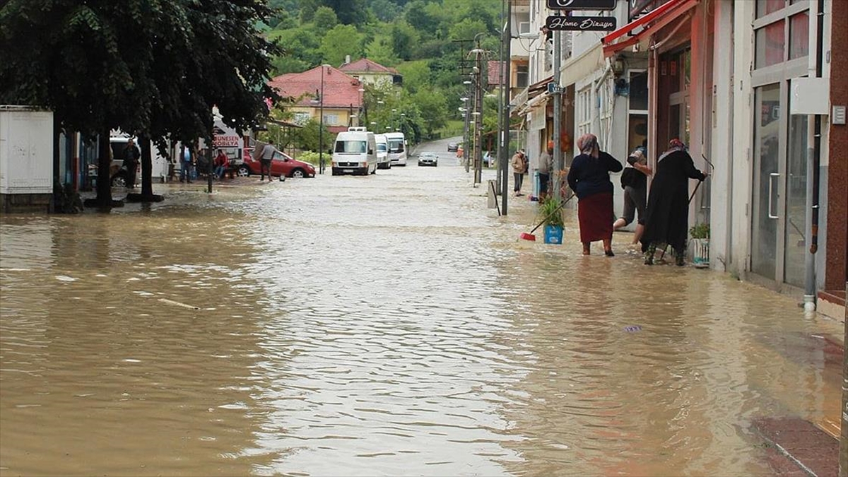 Meteorolojiden Batı Karadeniz İçin 'kırmızı', Ankara İçin 'sarı' Alarm