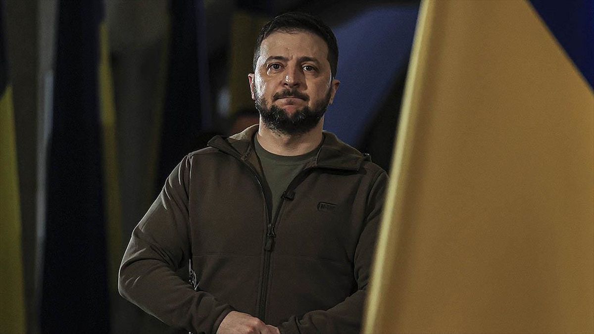 Zelenskiy, Rus Güçlerinin Kremençuk'taki Bir Alışveriş Merkezini Vurduğunu Bildirdi