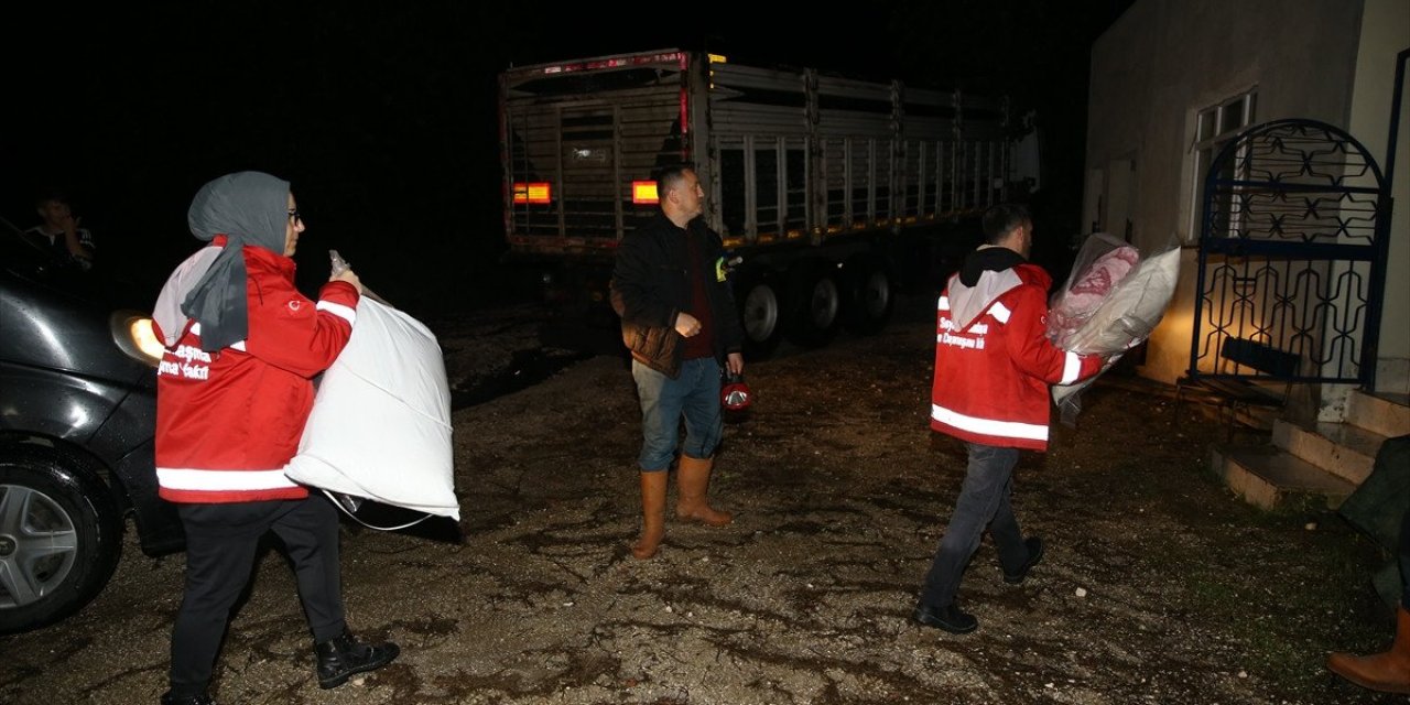 Düzce'de evlerinden tahliye edilenlere battaniye dağıtıldı