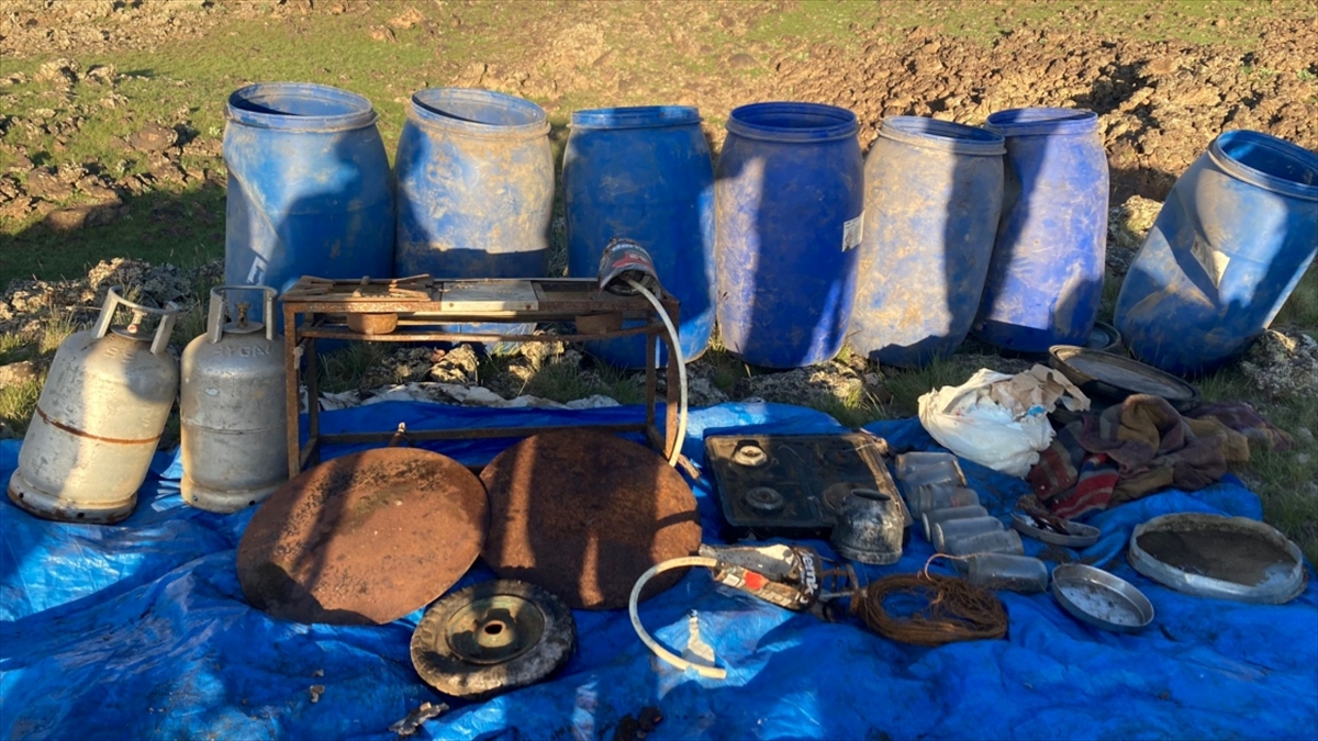 Van'da Pkk'lı Teröristlere Ait Malzemeler Ele Geçirildi