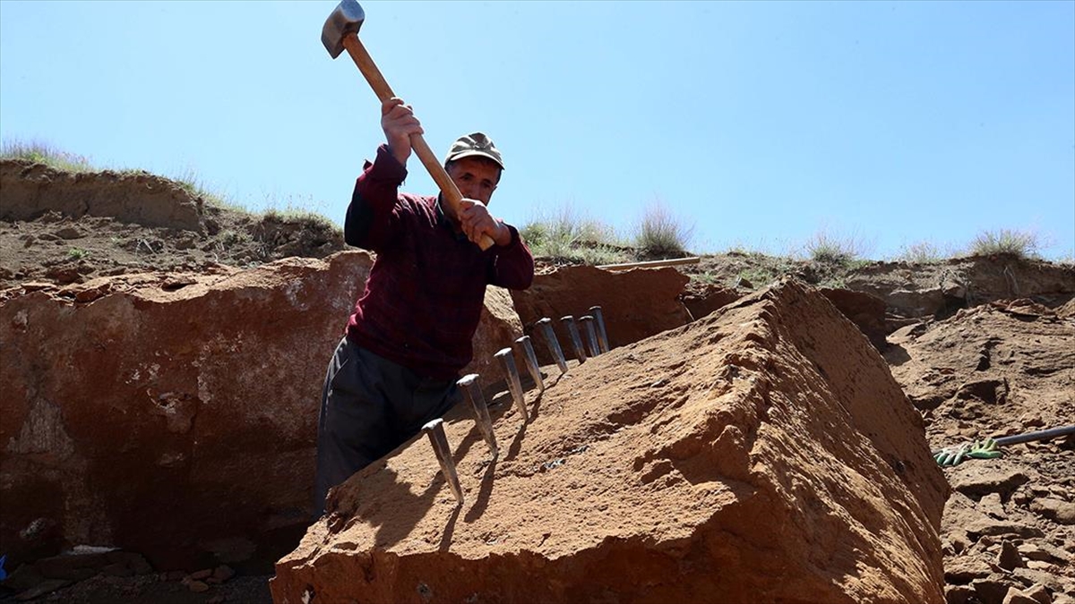 40 Yıldır Elinden Düşürmediği Balyozla Kaya Bloklarını Parçalıyor