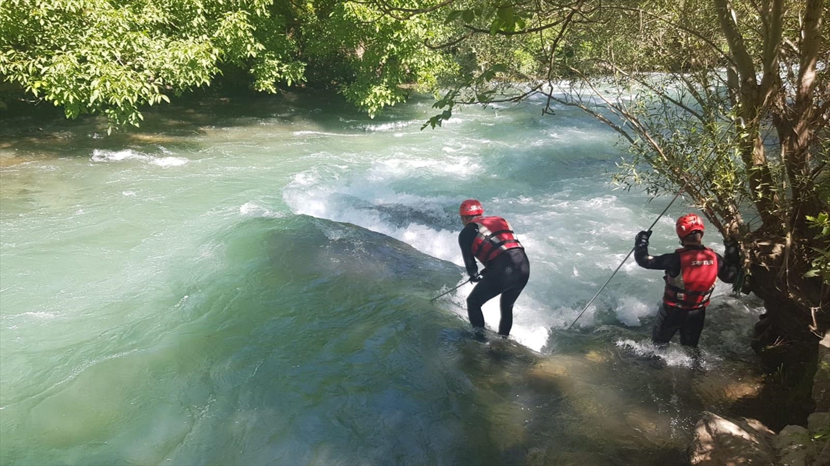 Müküs Çayı'na Düşen Hemşireyi Arama Çalışmaları Devam Ediyor