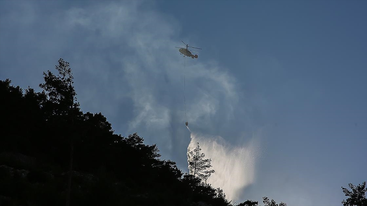 İzmir'in Ödemiş İlçesinde Çıkan Orman Yangınına Müdahale Ediliyor