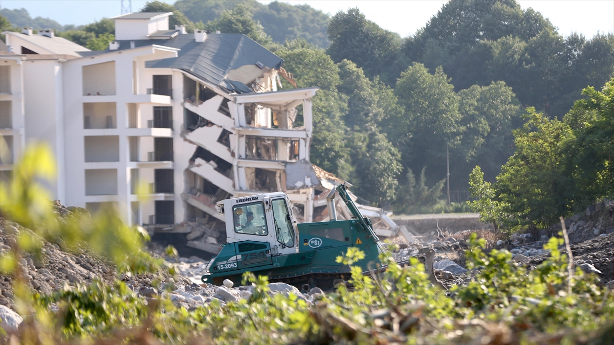 Düzce'de Selden Etkilenen Dere Yatakları Ve Köy Yollarında Çalışmalar Sürüyor