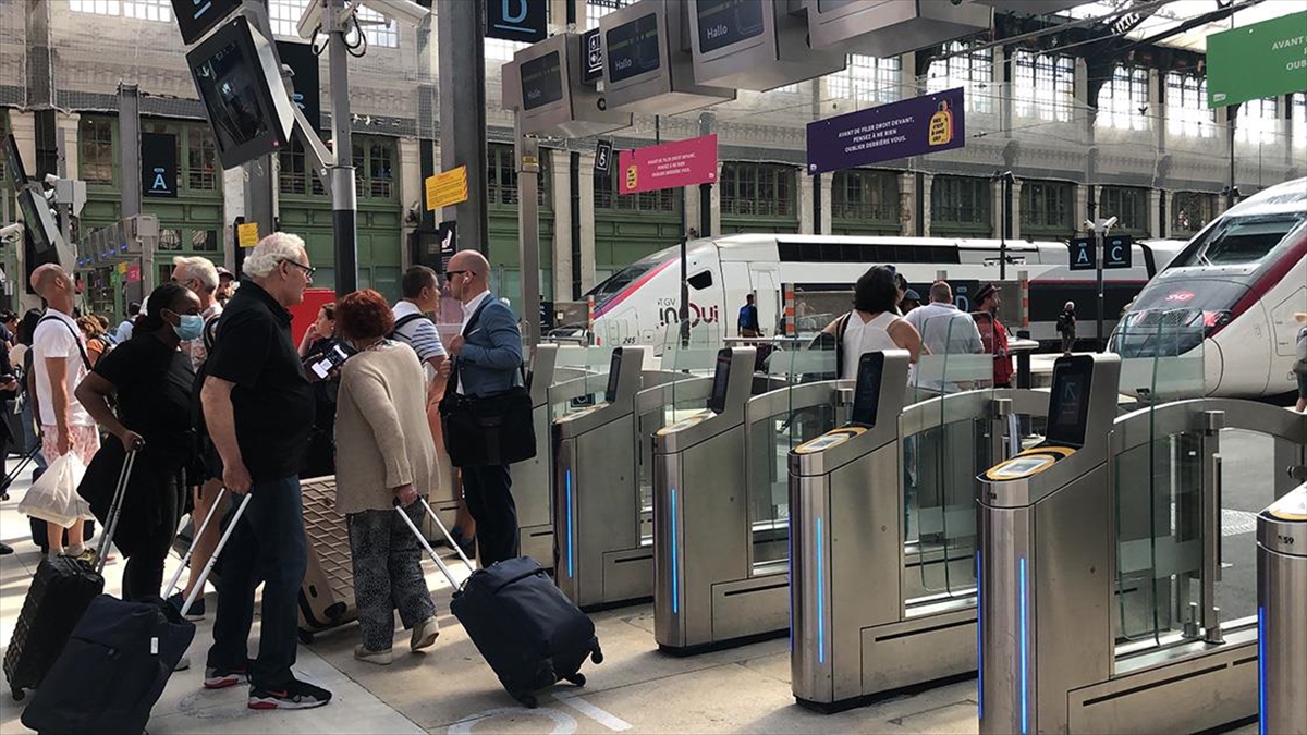 Fransa'da Demir Yolu Çalışanları Grevde