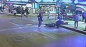 Şehrin göbeğinde falçatalı dehşet! Saniye saniye kaydedildi...