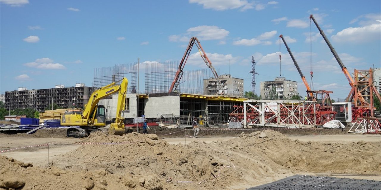 Ukrayna'da savaşın yıkıma uğrattığı Mariupol'de yeniden inşa başladı