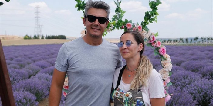 Mor Renk Tutkunu Çift Lavanta Bahçesinde Huzur Buldu