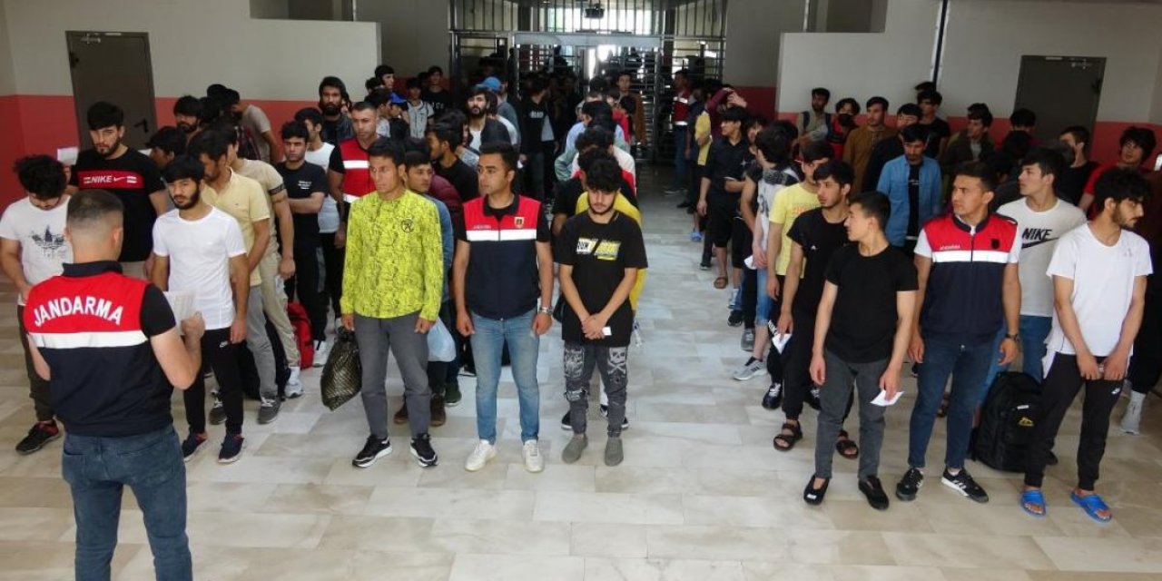 Van’da 408 düzensiz göçmen daha ülkelerine geri gönderildi