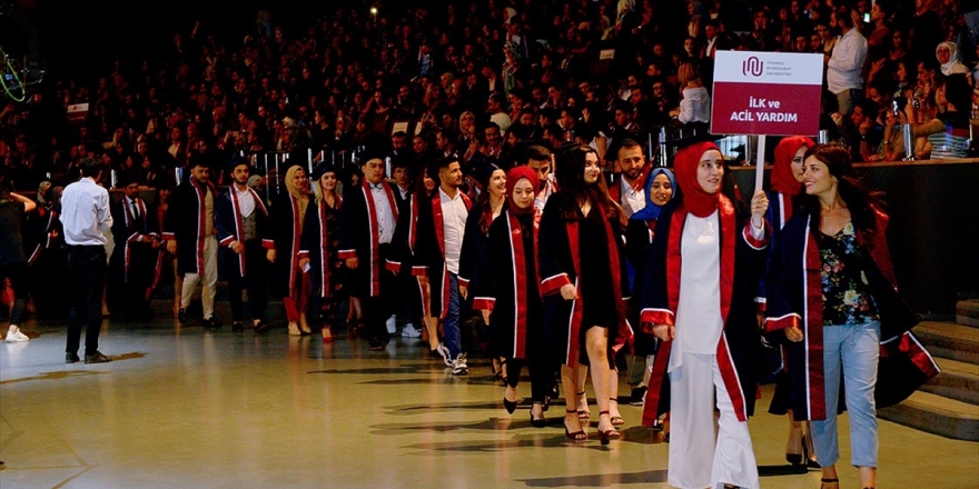İstanbul Ayvansaray Üniversitesi 2018-2019 Mezunlarını Uğurladı