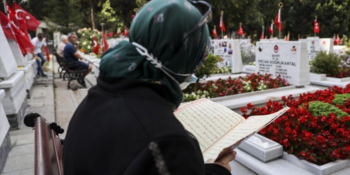 Şehit Aileleri Bayramın İlk Gününde Edirnekapı Şehitliği'ni Ziyaret Etti