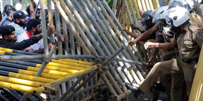 Sri Lanka'da Protestocular Devlet Başkanlığı Yerleşkesine Girdi