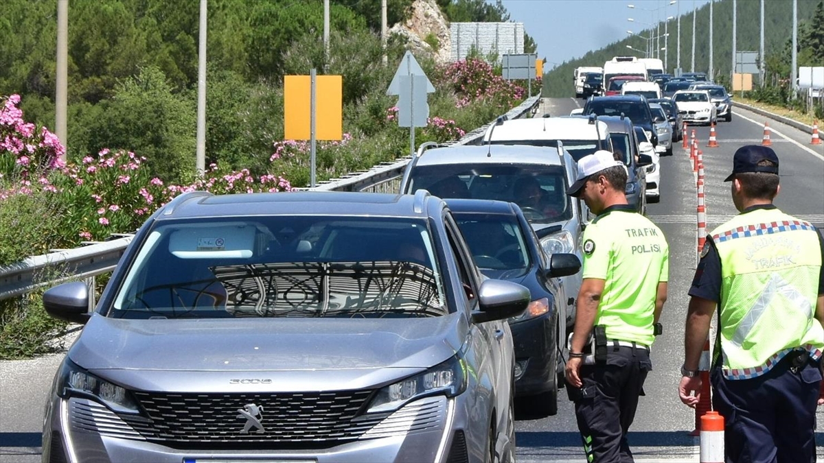 Muğla'da Bayram Yoğunluğu Yaşanan Güzergahlarda Trafik Denetimi Artırıldı