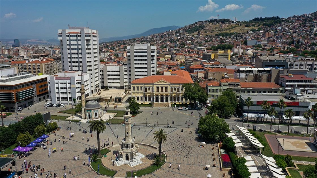 İzmir'in Tarihi Çarşısı Kemeraltı, Restore Edilen Binalarıyla 'Dünya Mirası' Olma Yolunda