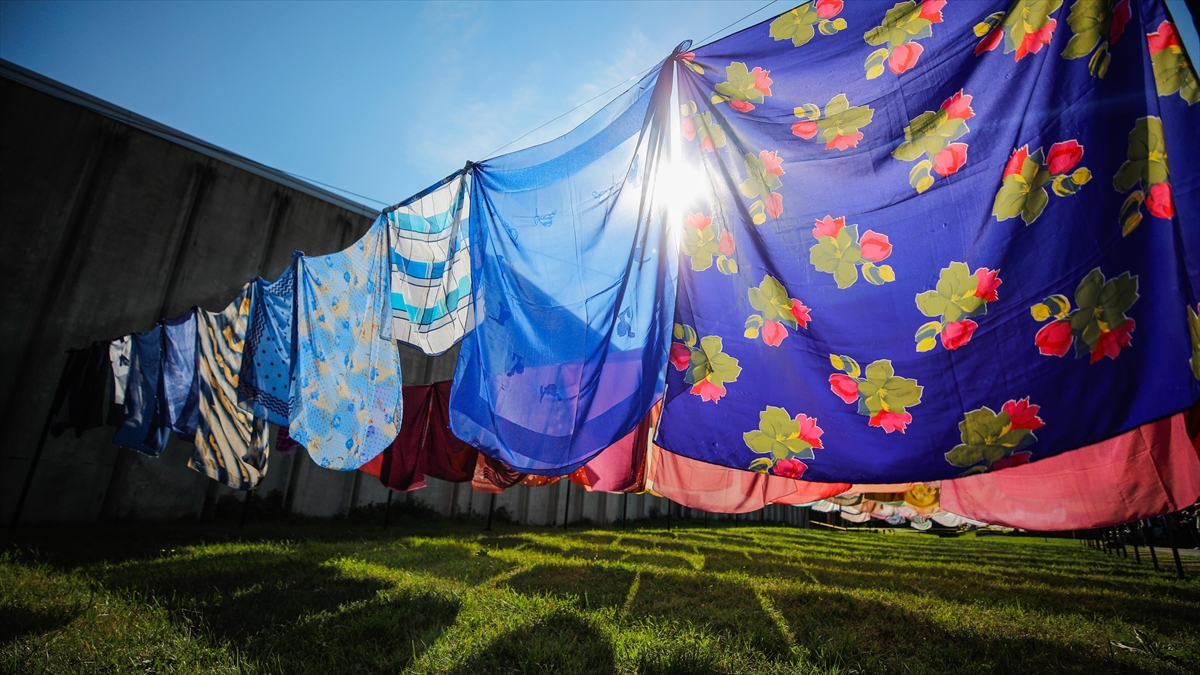 Srebrenitsa'daki 'bir Annenin Eşarbı' Projesinde 180 Ülkeden 9 Bin Eşarp Sergileniyor